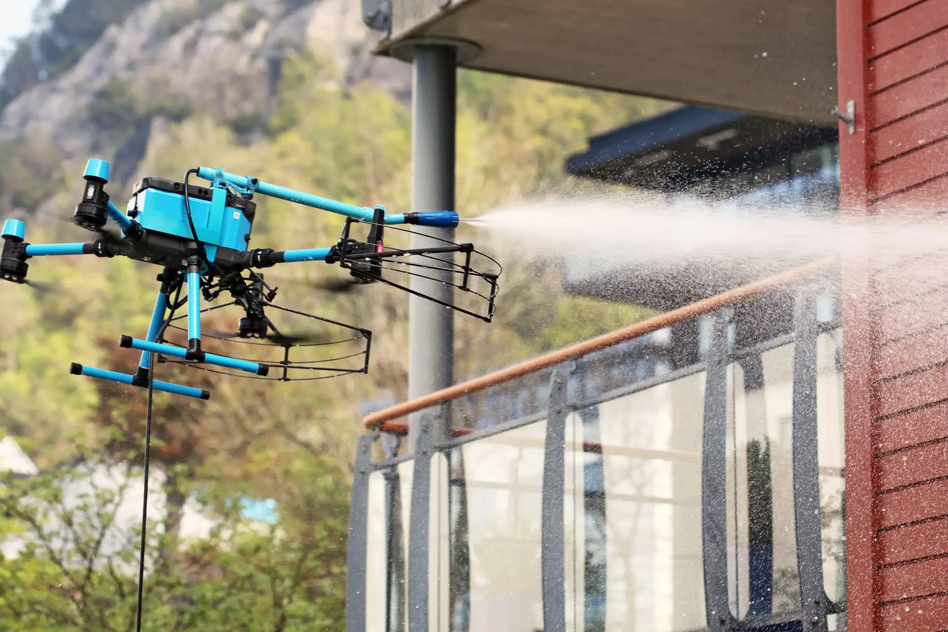 Drone cleaning high-rise building in Santiago using eco-friendly technology